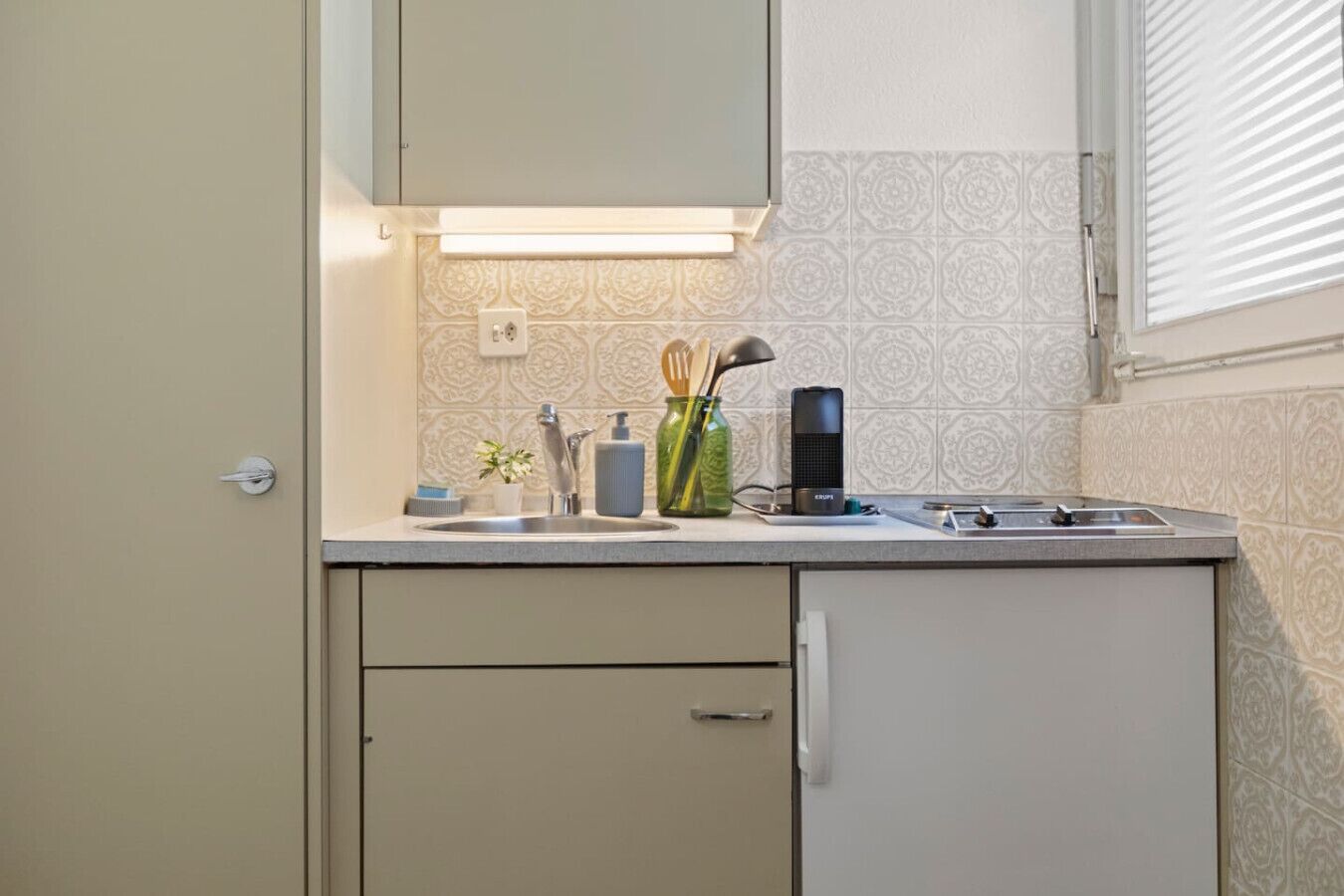 Réfrigérateur, plaque de cuisson, cafetière/bouilloire, grille-pain