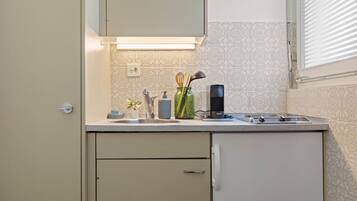 Réfrigérateur, plaque de cuisson, cafetiÚre/bouilloire, grille-pain