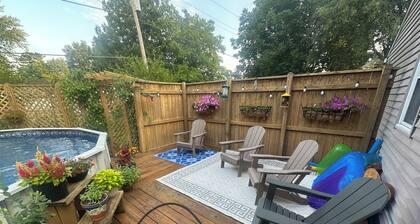 Charming 4 Bedroom, Fire Pit, Outdoor Projector, Heated Pool, Close to Downtown