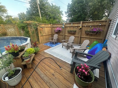 Charming 4 Bedroom, Fire Pit, Outdoor Projector, Heated Pool, Close to Downtown