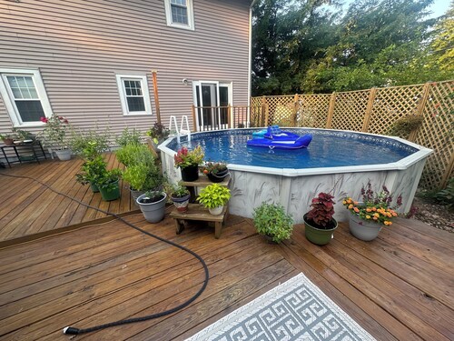 Charming 4 Bedroom, Fire Pit, Outdoor Projector, Heated Pool, Close to Downtown