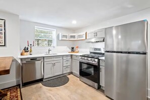 Kjøleskap, mikrobølgeovn, ovn og kokeplater