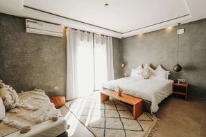 6 bedrooms, desk, WiFi, bed sheets