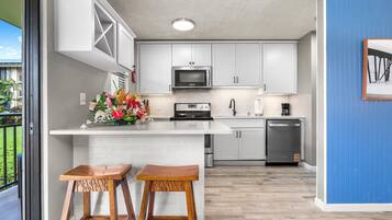 Een koelkast, een magnetron, een oven, een kookplaat