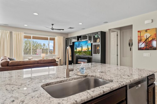 Laurel Oasis - 3 BR home in Dove Mtn w/pool & view