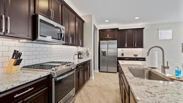 Frigorífic, microones, forn i placa de cuina