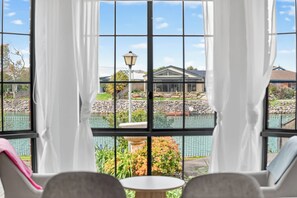 المنشأة من الداخل