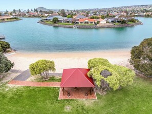 بالقرب من الشاطئ