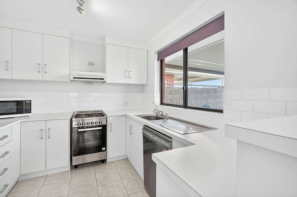 ثلاجة، ميكروويف، فرن، موقد طهي مسطح