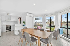 ثلاجة، ميكروويف، فرن، موقد طهي مسطح