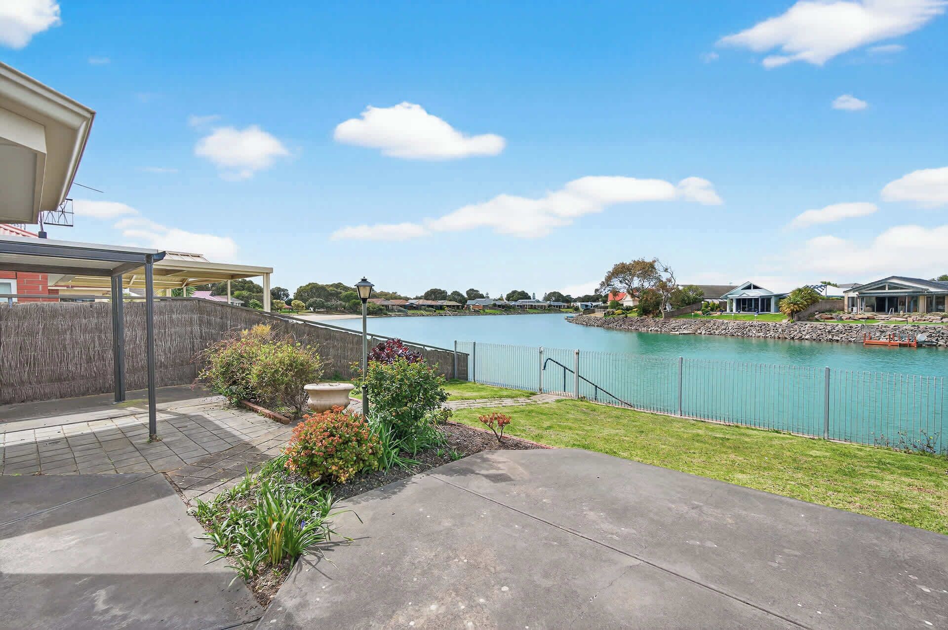 المنطقة المحيطة بالمنشأة