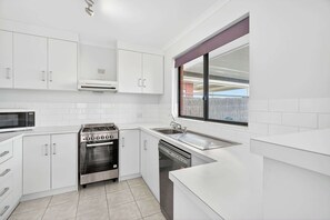 ثلاجة، ميكروويف، فرن، موقد طهي مسطح