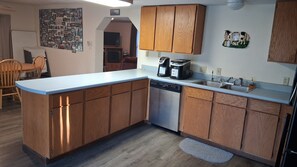 Fridge, microwave, oven, stovetop - Fun Family Get-Away in Loon Lake, WA. Private year-round home that sleeps 14-16. (Loon Lake)