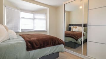 2 phòng ngủ, trang trí khác biệt