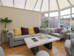 Living area - Alexandra Retreat (Sutton-in-Ashfield)