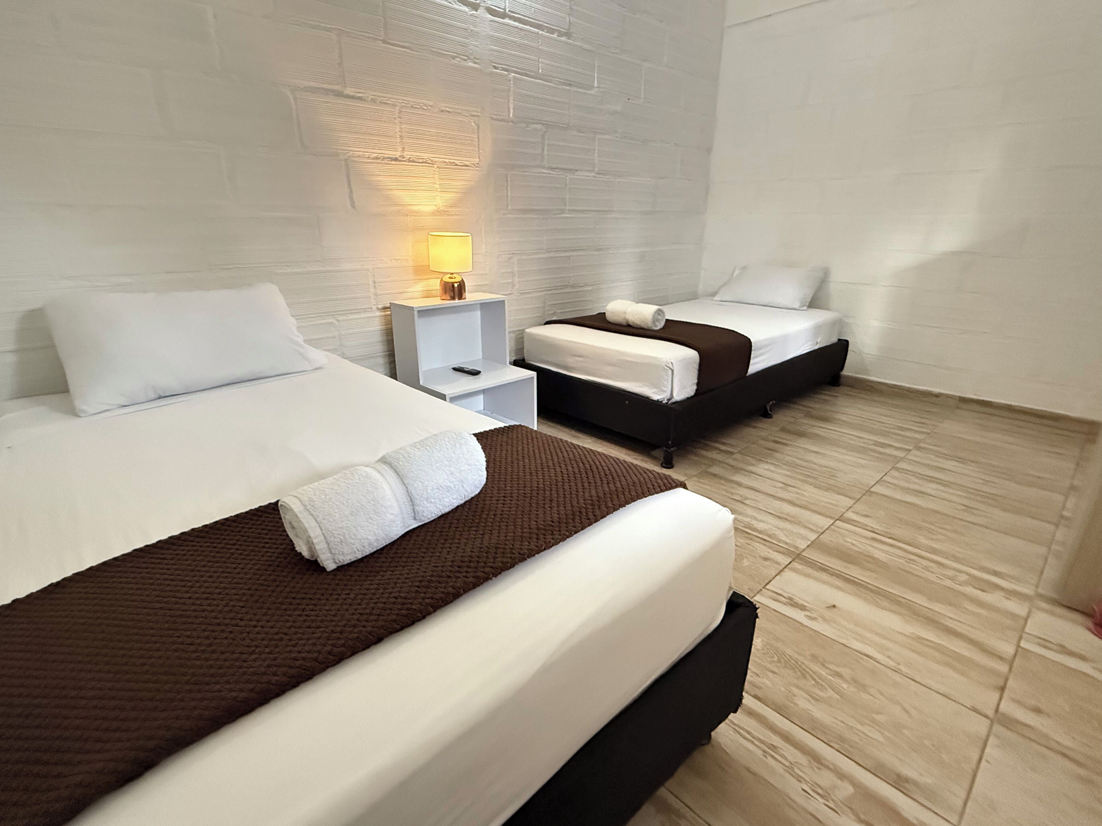 Habitación triple estándar | Tabla de planchar con plancha, wifi gratis y ropa de cama 