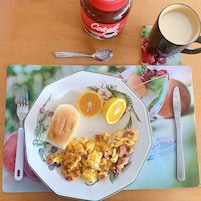 Desayuno con opciones de la cocina local incluido todos los días 