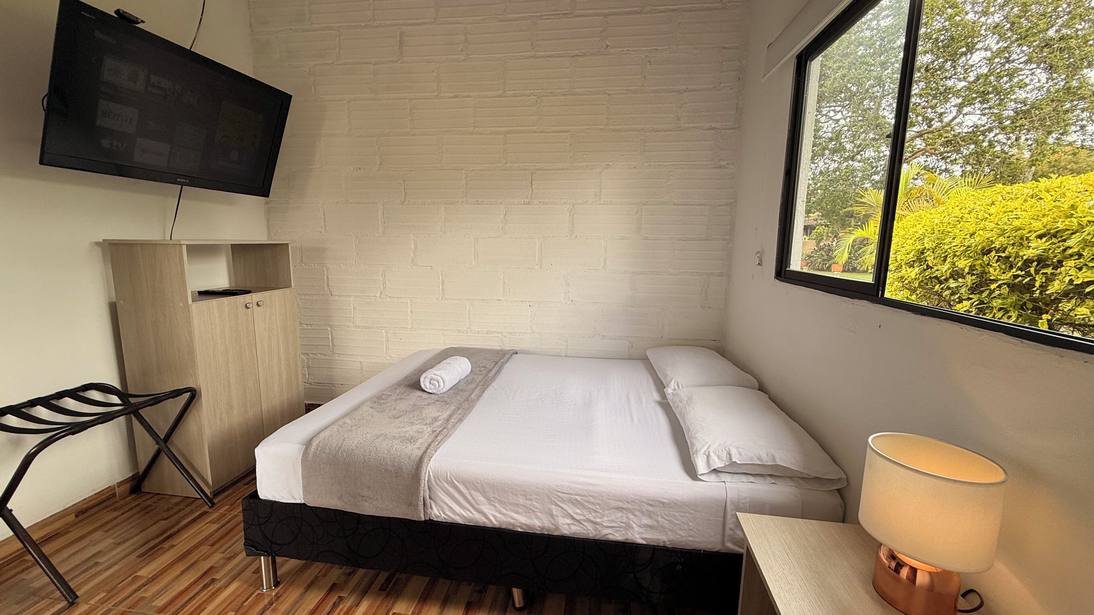 Habitación doble estándar | Tabla de planchar con plancha, wifi gratis y ropa de cama 