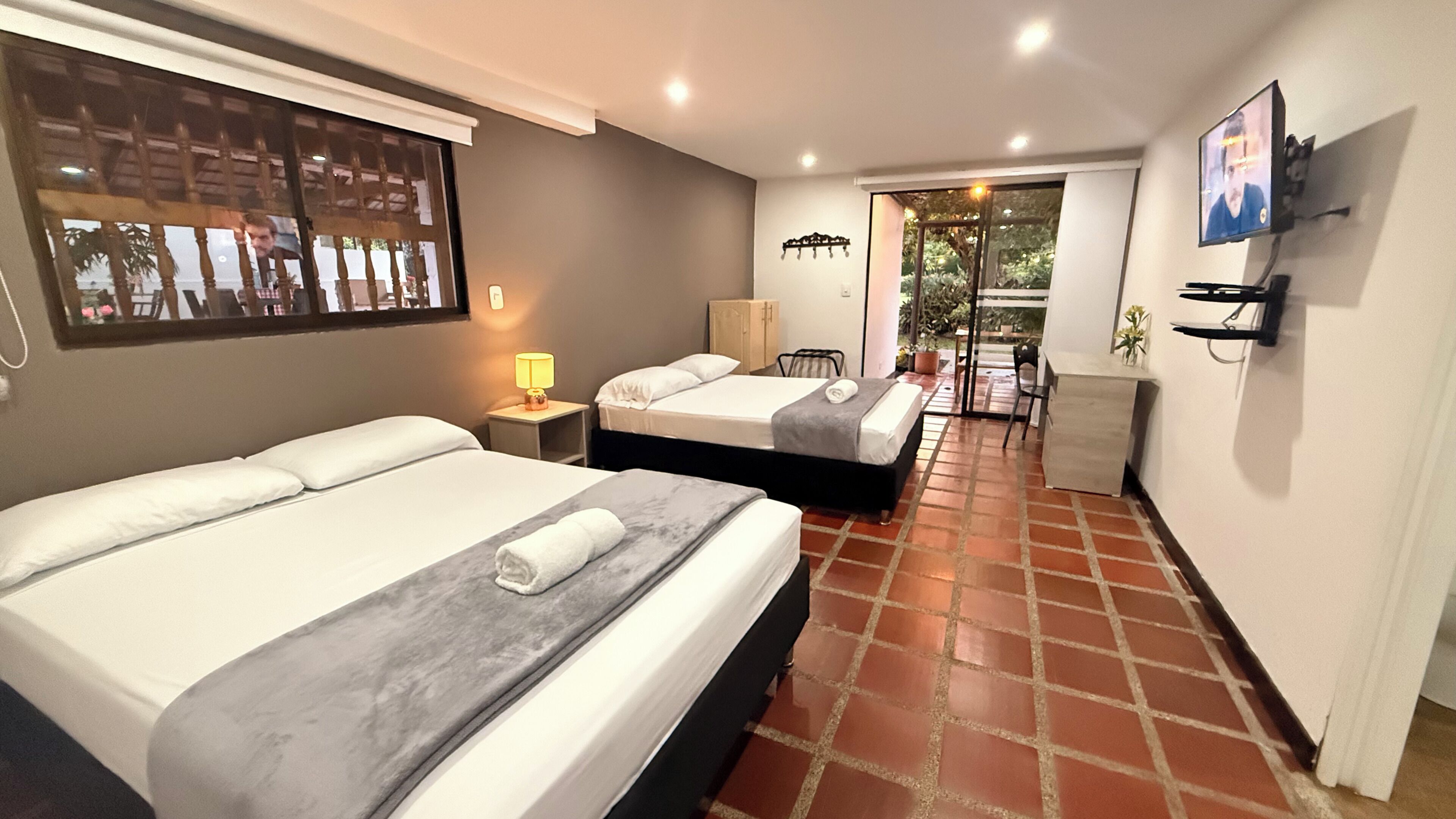 Tabla de planchar con plancha, wifi gratis y ropa de cama 