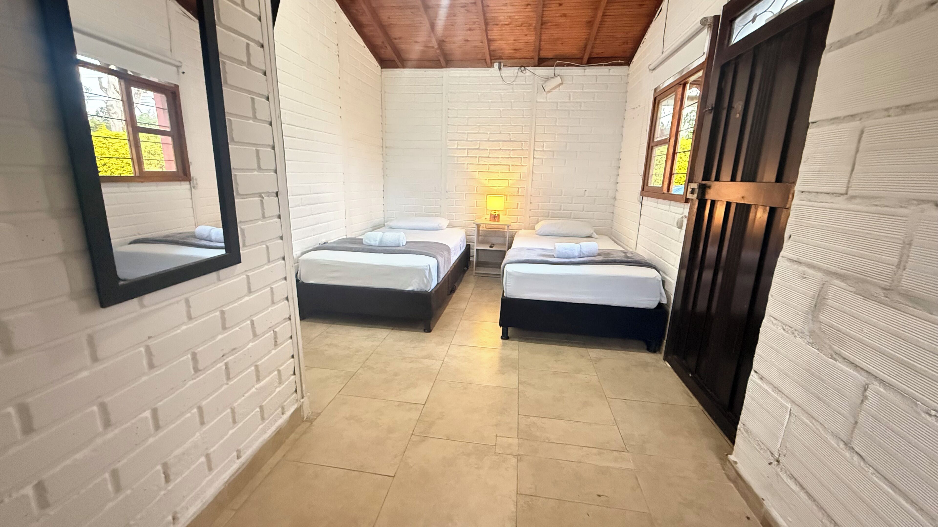 Habitación estándar con 2 camas individuales, 2 camas individuales | Tabla de planchar con plancha, wifi gratis y ropa de cama 