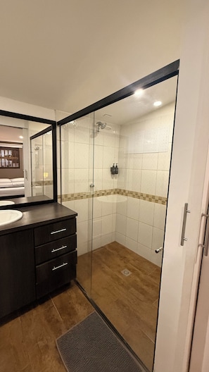 Family Quadruple Room, Balcony | Bathroom - Hotel CSI Llanogrande (Rionegro)