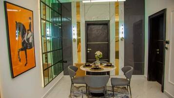 Dúplex Confort, balcón | Servicio de comidas en la habitación