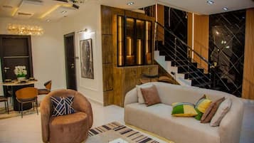 Comfort Duplex, 2 Bedrooms, Non Smoking, Balcony | Ruang tamu