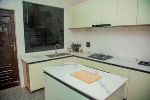 复式, 2 间卧室, 阳台 | 私人厨房 | 冰箱、微波炉、炉灶、厨具/餐具