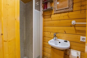 Ferienhaus, Gartenblick | Badezimmer