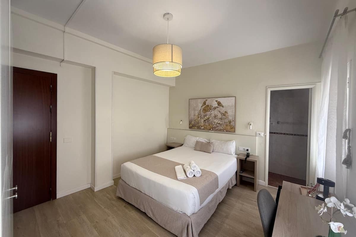 Quarto casal clássico | Cofres nos quartos, escrivaninha, cortinas blackout