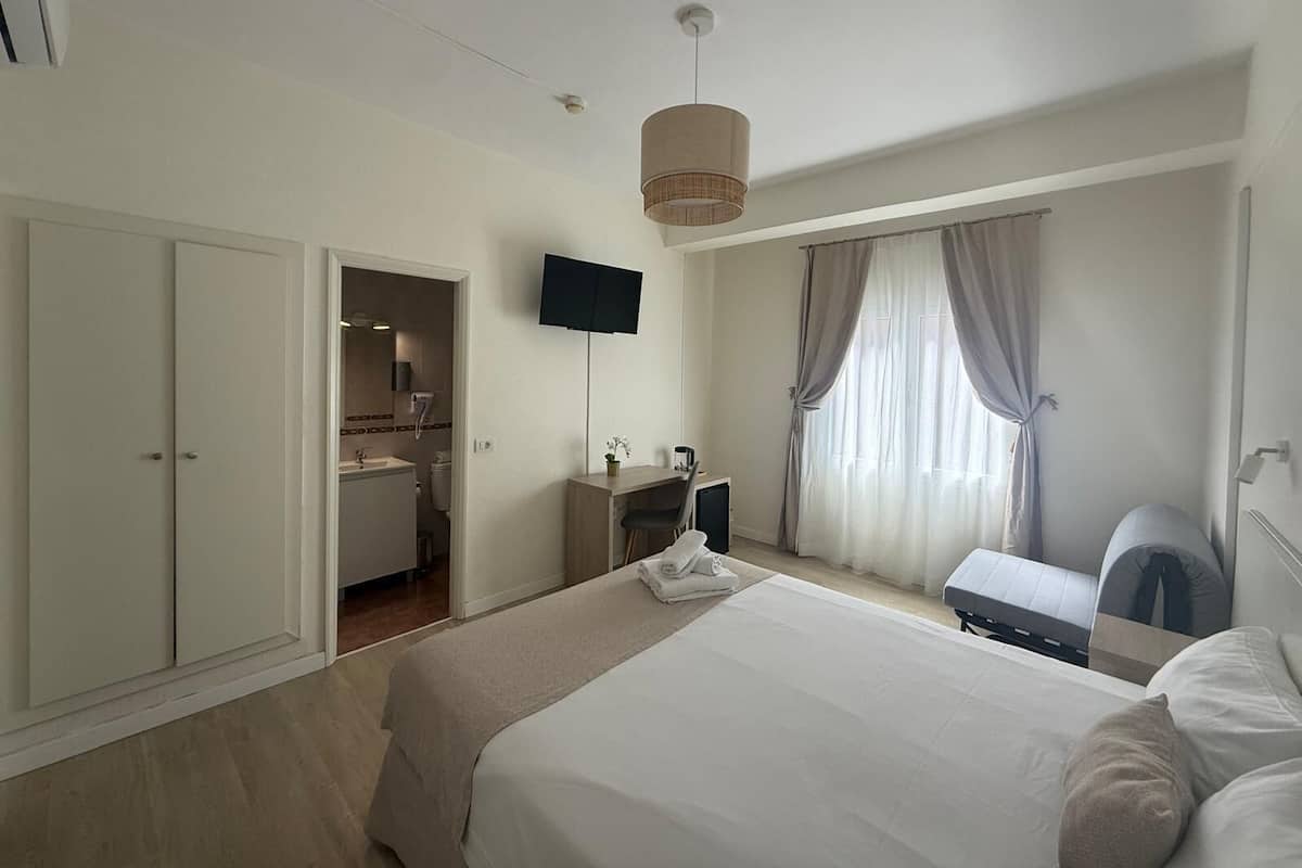 Quarto casal conforto, vista para a cidade | Cofres nos quartos, escrivaninha, cortinas blackout