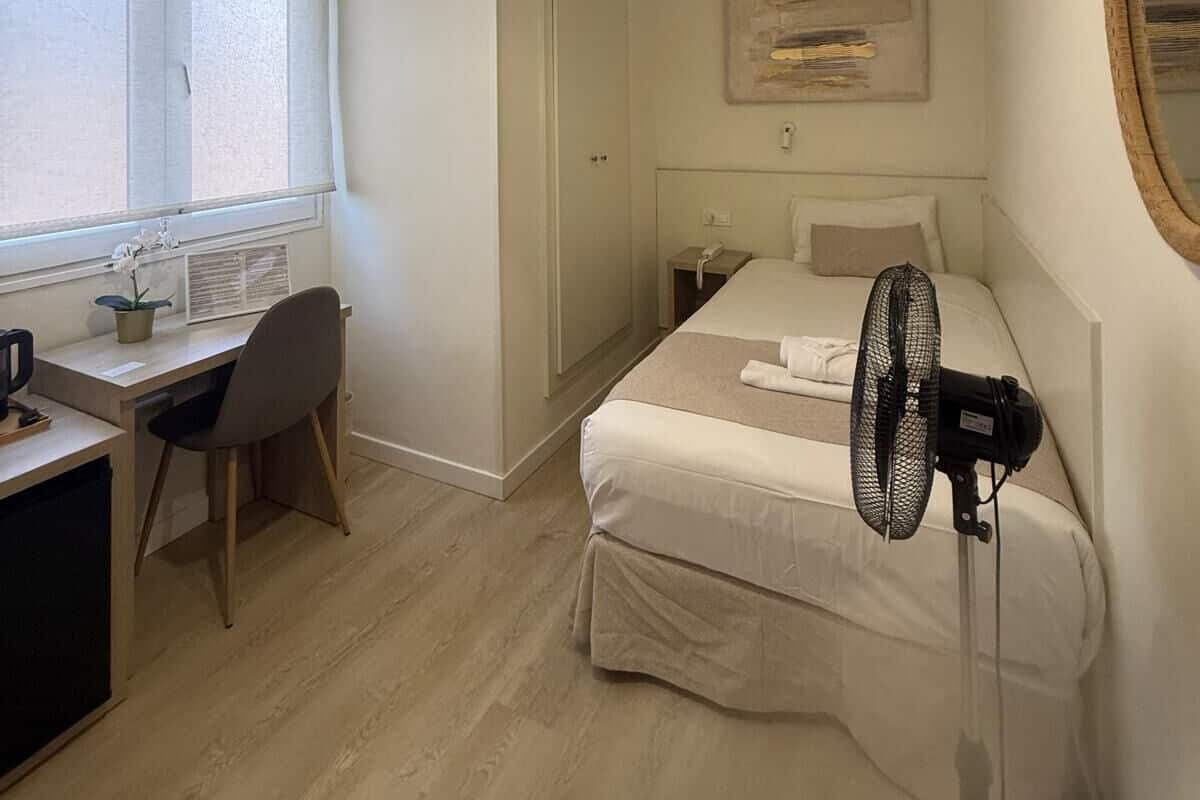 Kamar Basic | Brankas, meja kerja, tirai kedap cahaya, dan setrika/meja setrika