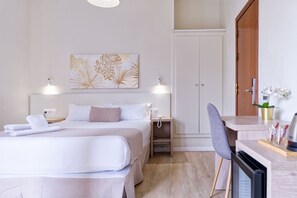 Chambre Confort double, vue sur la ville | Coffre-fort pour ordinateur portable, bureau, rideaux d’obscurcissement