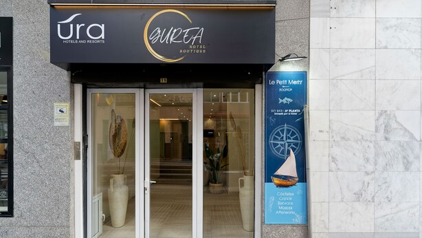 The entrance to a hotel with a glass door and a sign above stating "Gureta Hotel Boutique". - Ura Hotel Boutique Gurea (Las Palmas de Gran Canaria)