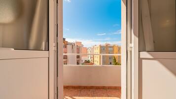 Habitación doble Confort, vista a la ciudad | Caja de seguridad en la habitación, escritorio y cortinas blackout