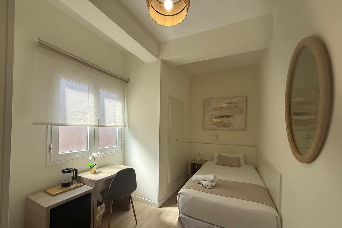Quarto solteiro econômico, vista para a cidade | Cofres nos quartos, escrivaninha, cortinas blackout