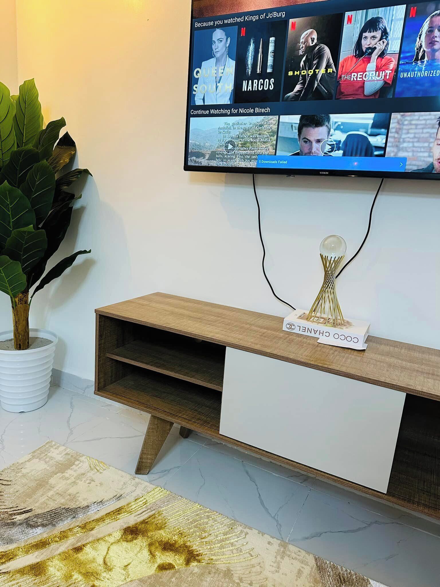 Apartamento Deluxe, vistas a la ciudad | Zona de estar | Smart TV de 32 pulgadas con canales digitales
