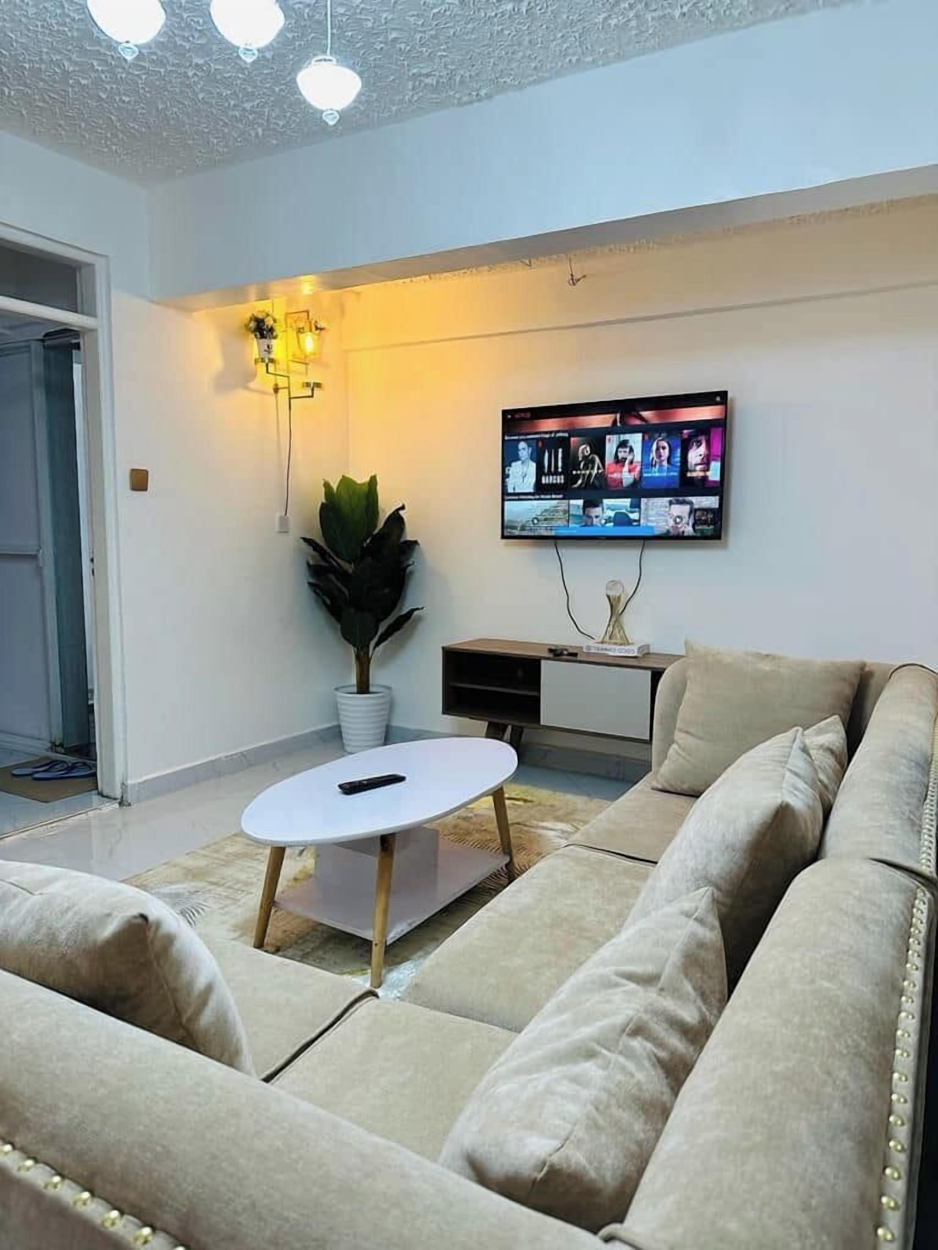 Apartemen Deluks, pemandangan kota | Area keluarga | Smart TV 32-inci dengan saluran TV digital