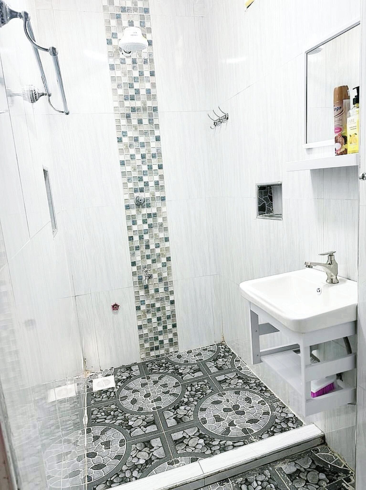 デラックス アパートメント シティビュー | バスルーム | シャワー、バスアメニティ (無料)、スリッパ、タオル