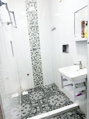 Deluxe appartement, uitzicht op de stad | Badkamer | Een douche, gratis toiletartikelen, pantoffels, handdoeken