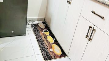 Apartamento luxo, vista para a cidade | Cozinha privada | Geladeira, micro-ondas, talheres/pratos/utensílios de cozinha