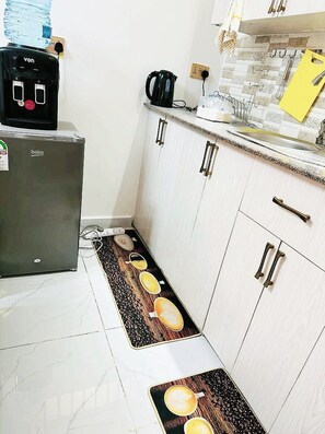 Deluxe Apartment, City View | Private kitchen