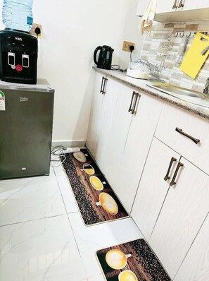 Deluxe Apartment, City View | Private kitchen | Fridge, microwave, cookware/dishes/utensils