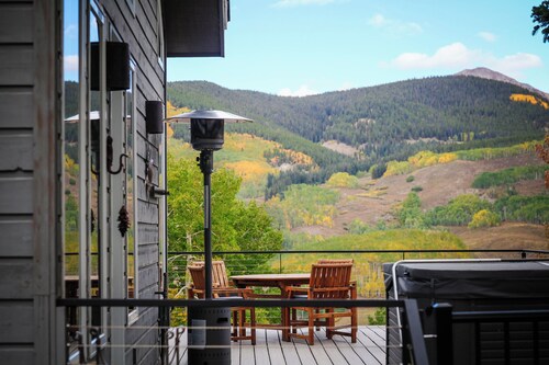 A luxury mountain retreat with a hot tub and breathtaking views!