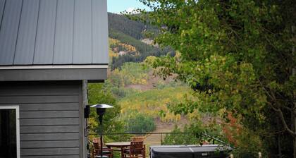 A luxury mountain retreat with a hot tub and breathtaking views!