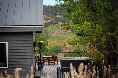 A luxury mountain retreat with a hot tub and breathtaking views!