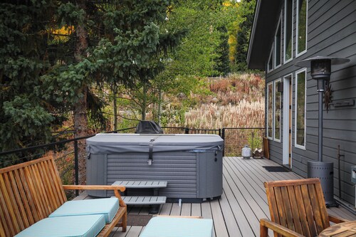 A luxury mountain retreat with a hot tub and breathtaking views!