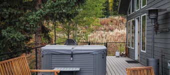 A luxury mountain retreat with a hot tub and breathtaking views!