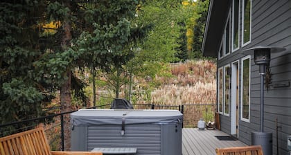 A luxury mountain retreat with a hot tub and breathtaking views!
