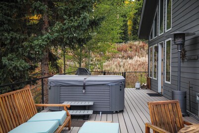 A luxury mountain retreat with a hot tub and breathtaking views!